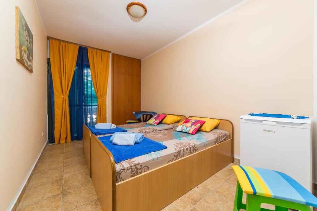 - une chambre avec 2 lits et une fenêtre dans l'établissement Joy apartments 2, à Budva