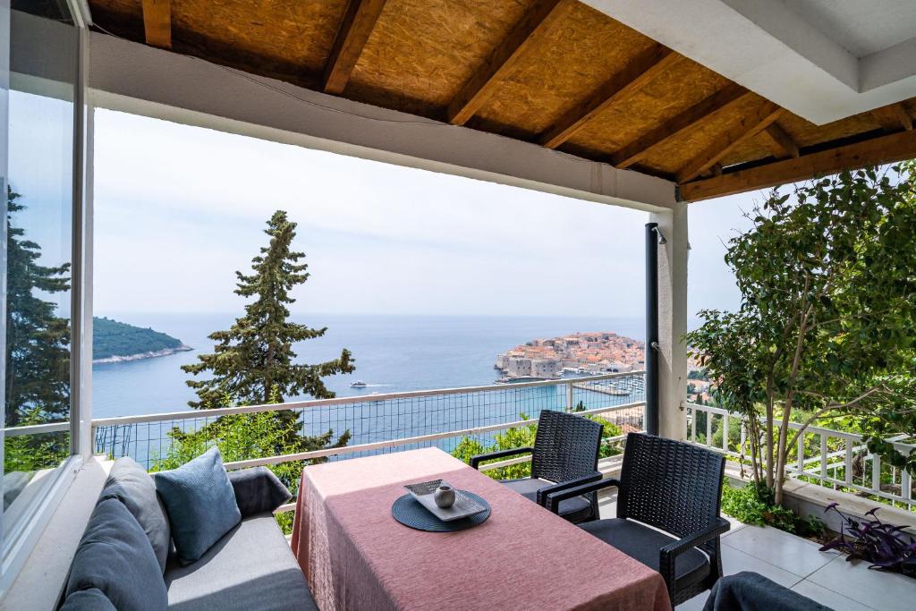 uma casa com vista para o oceano em Villa Green Panorama em Dubrovnik