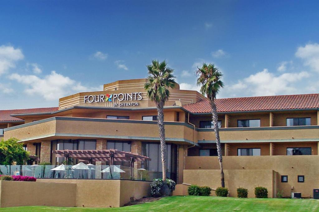 un hotel de cuatro palmeras con palmeras delante en Four Points by Sheraton Ventura Harbor Resort, en Ventura
