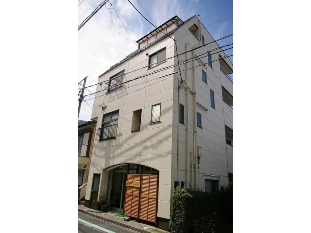 沼津市にあるOkusuruga Guest House - Vacation STAY 14698の通りの角のアパートメント