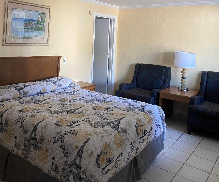 Säng eller sängar i ett rum på Ocean Cove Motel