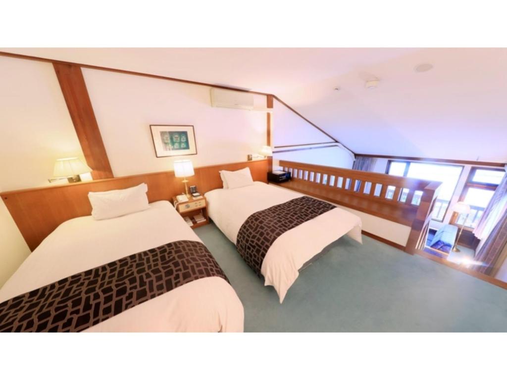 青森市にあるSukayu Onsen Hakkoda Hotel - Vacation STAY 66849vの2ベッド ホテルルーム 2台付