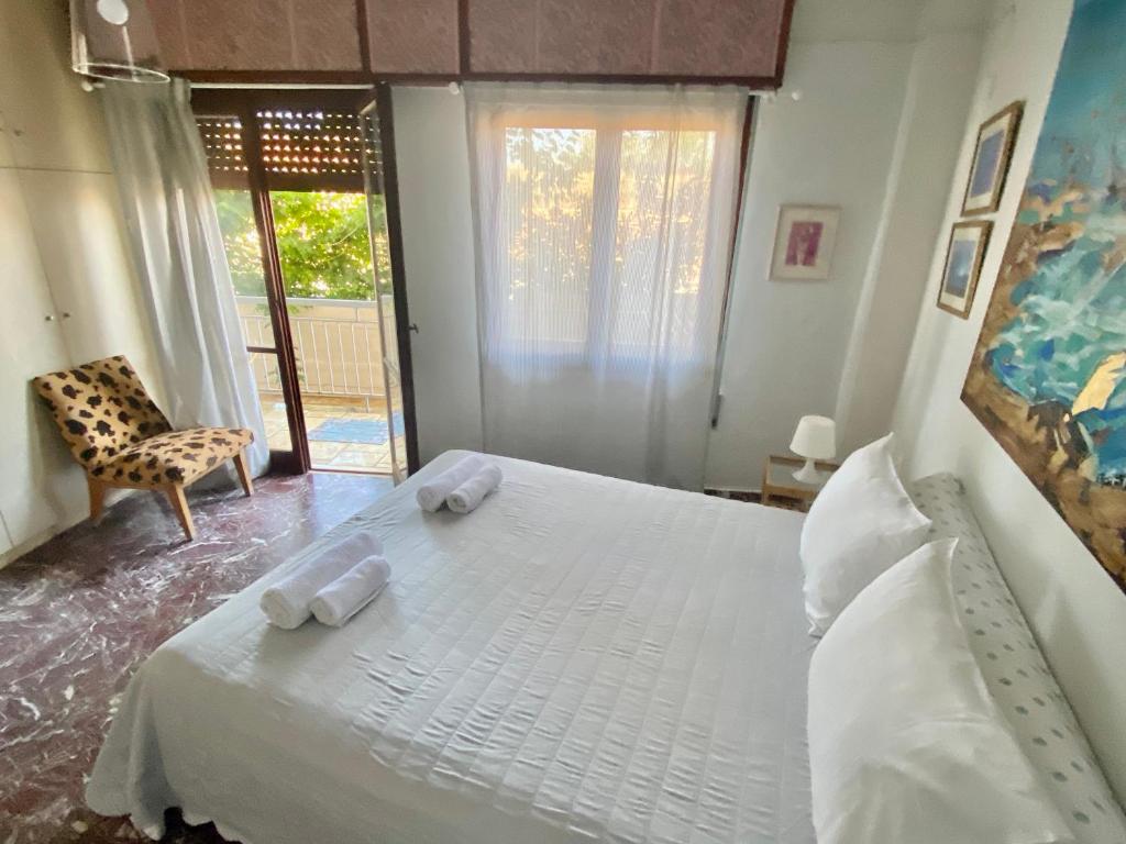 ハニア・タウンにあるArt Homeのベッドルーム1室(大きな白いベッド1台、タオル付)