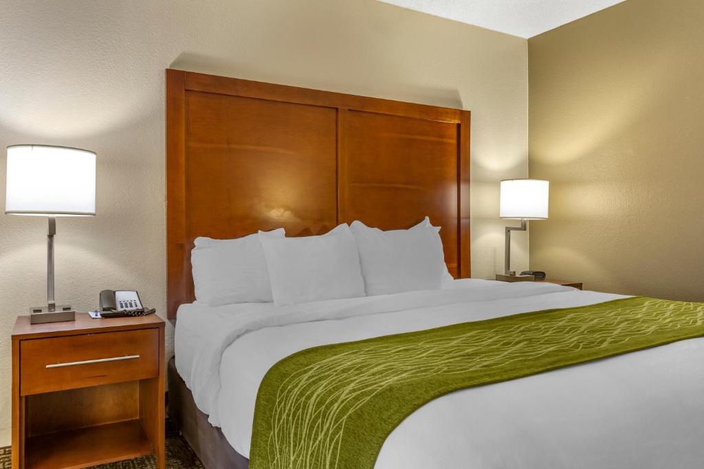 Postel nebo postele na pokoji v ubytování Comfort Inn & Suites Phoenix North - Deer Valley