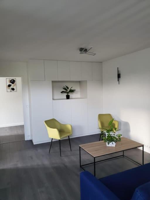 un salon avec deux chaises et une table dans l'établissement Le 4G Home Plain-pied #2Chb-3lits #Terrasse #Parking Securisé, à Crépand