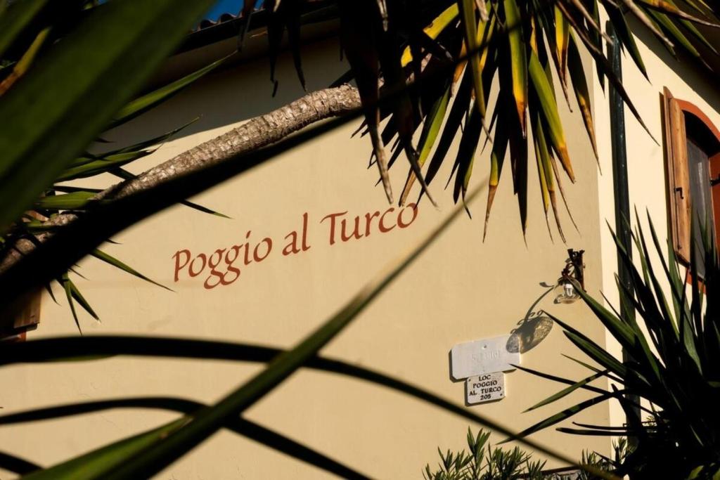 Casa PalliniにあるAgriturismo Poggio al Turco - Vista Toscanaのポコの音が響く建物の看板
