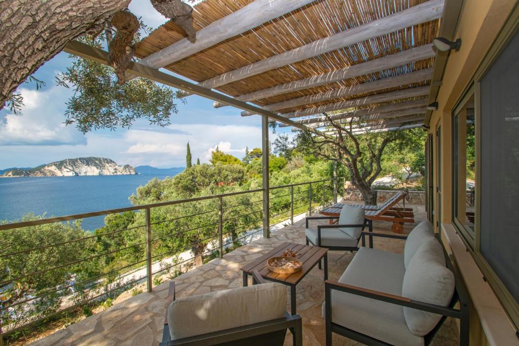 balcón con vistas al océano en Casa Spiaggia en Marathias