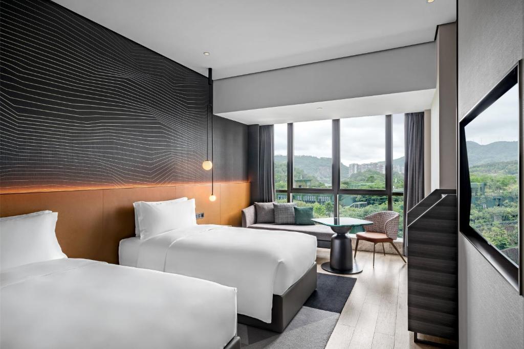 Postel nebo postele na pokoji v ubytování The G Shenzhen, A Tribute Portfolio Hotel