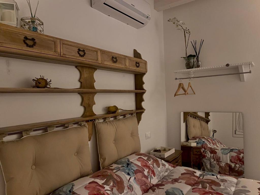 sypialnia z łóżkiem z drewnianym zagłówkiem w obiekcie EDERA w mieście Settimo