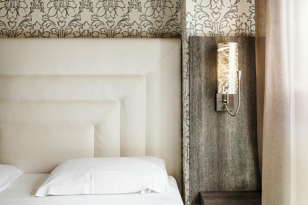 Postel nebo postele na pokoji v ubytování Hotel Des Etrangers