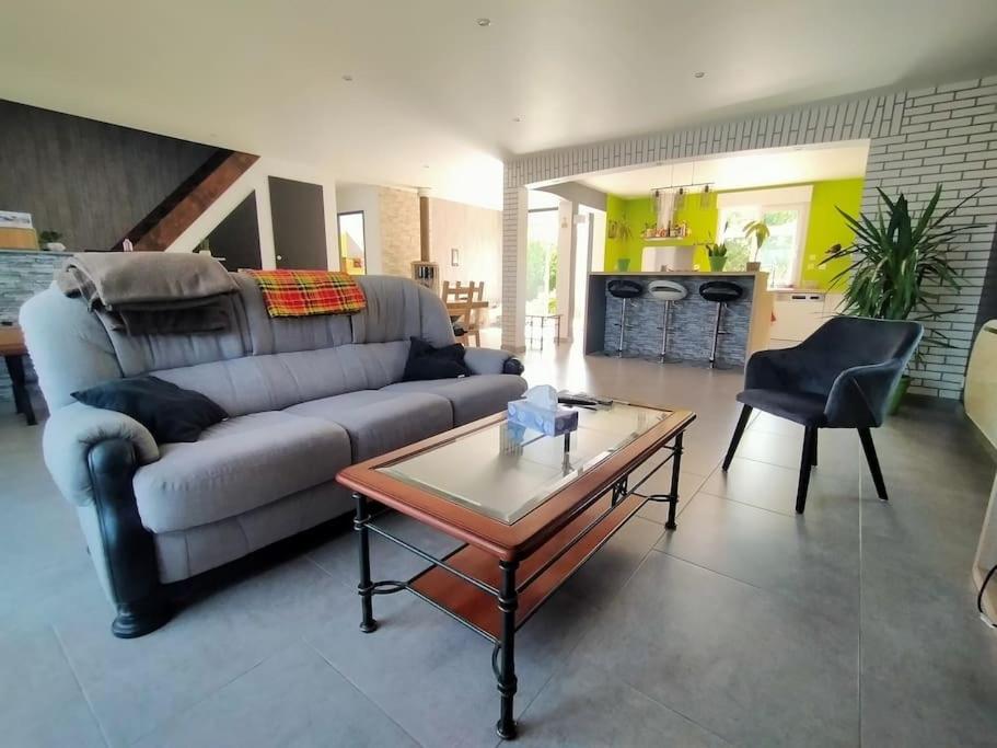 un salon avec un canapé et une table basse dans l'établissement Maison à 15 minutes de la Baie de Somme, à Friville-Escarbotin