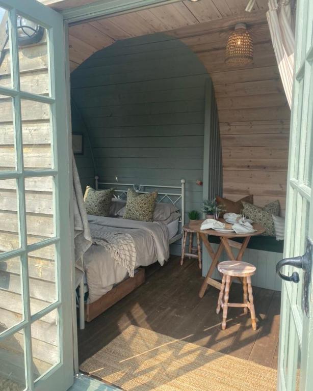 Postel nebo postele na pokoji v ubytování Skipbridge farm glamping