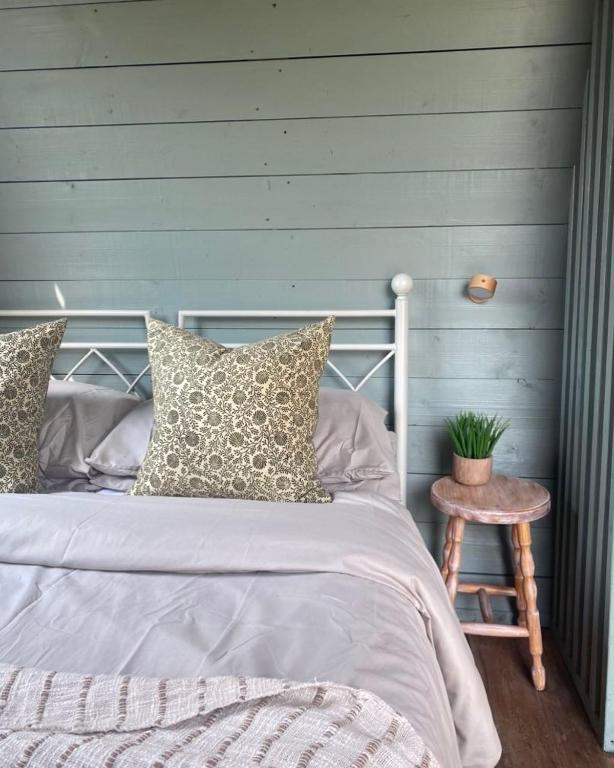 Postel nebo postele na pokoji v ubytování Skipbridge farm glamping