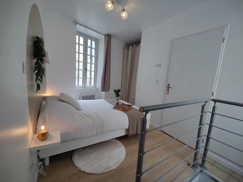 Postel nebo postele na pokoji v ubytování Le duplex de l'Abbaye Royale - Studio cosy !