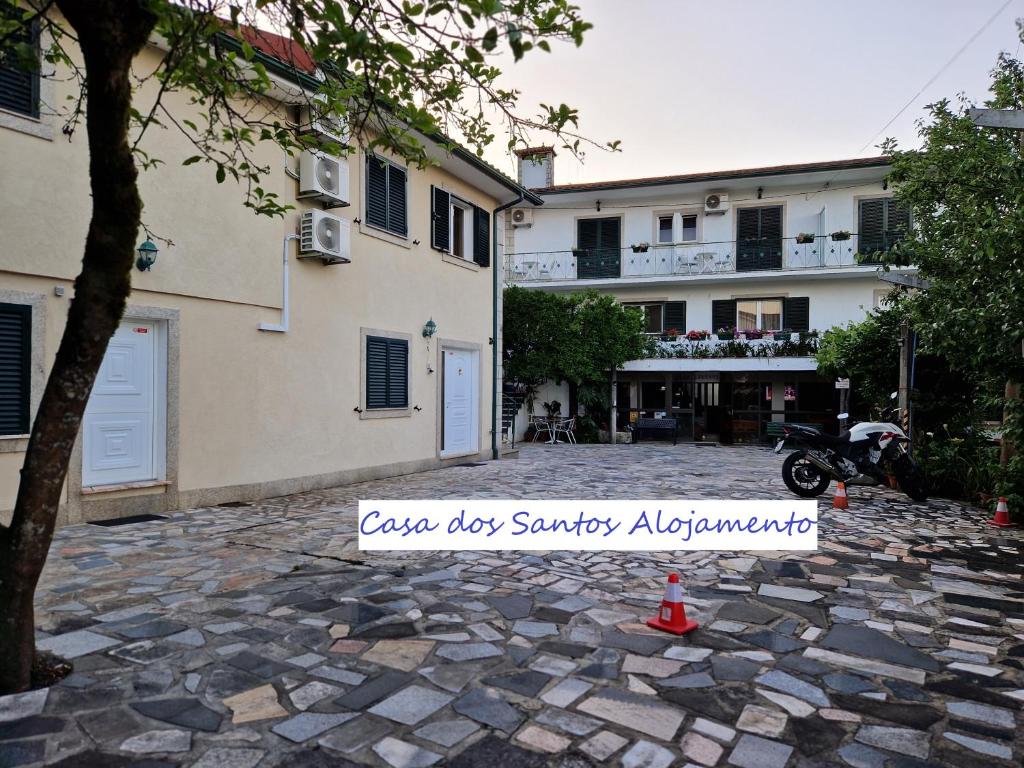 吉爾斯的住宿－Casa Dos Santos Alojamento - Guest House，停在大楼前的摩托车