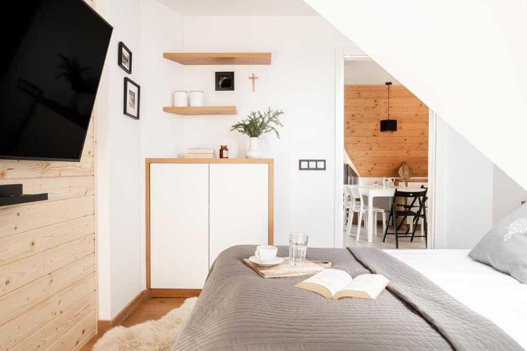 Posteľ alebo postele v izbe v ubytovaní Mountain Base - Dwupoziomowy apartament "Przy lesie II" z prywatnym jacuzzi w Kościelisku
