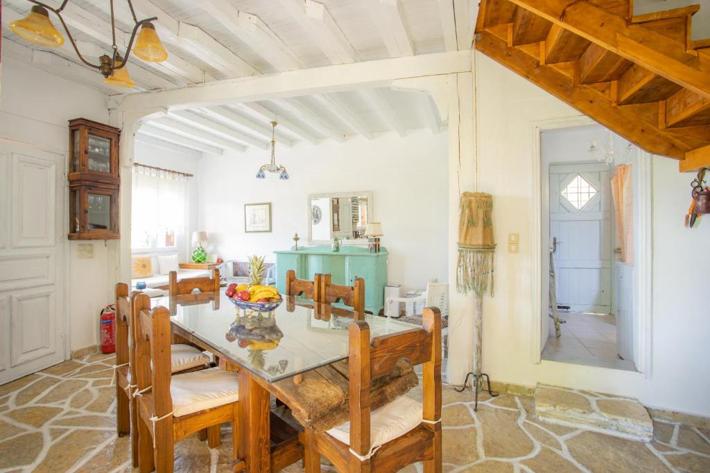 una sala da pranzo con tavolo e sedie di Traditional family villa southern lefkada a Sívros