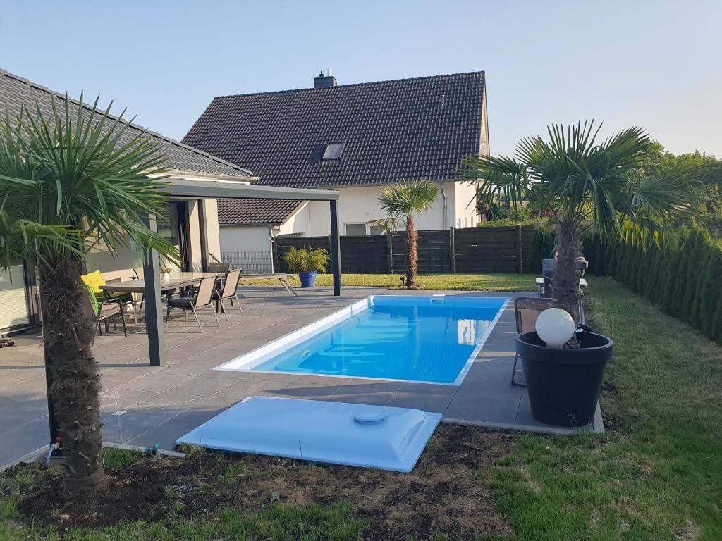 Bazén v ubytování großzügige Unterkunft mit Terrasse nebo v jeho okolí