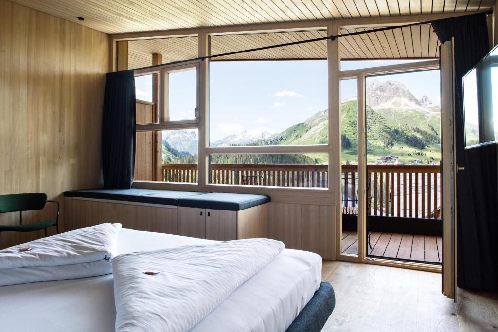 Nespecifikovaný výhled na hory nebo výhled na hory při pohledu z hotelu