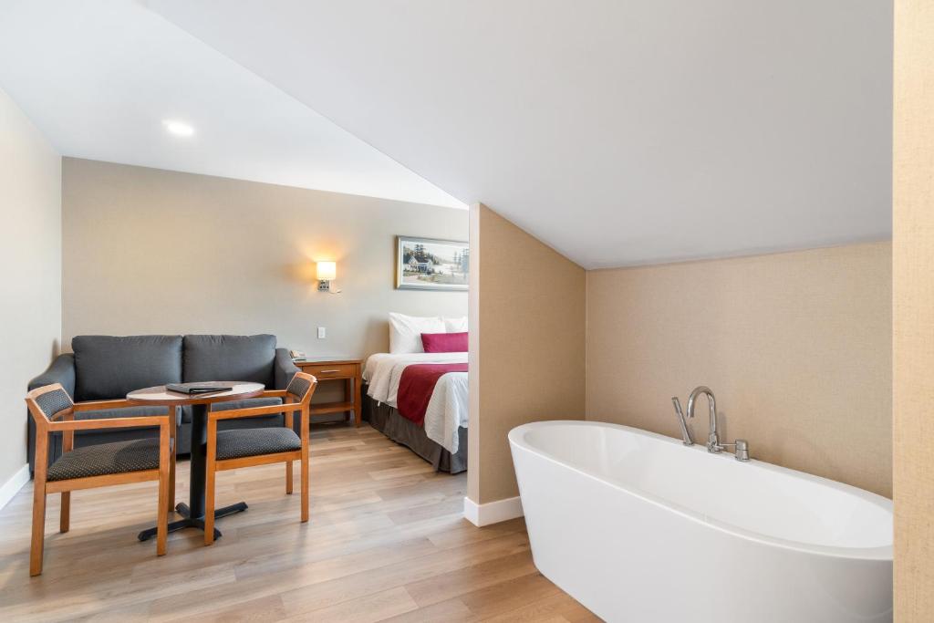 Postel nebo postele na pokoji v ubytování Hotel Bromont