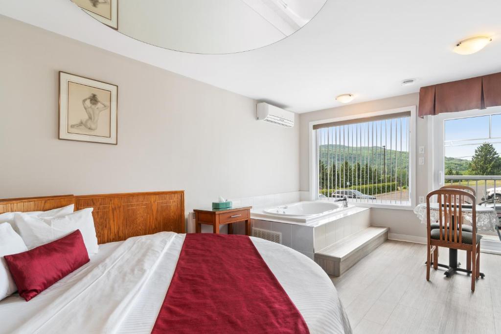 Postel nebo postele na pokoji v ubytování Hotel Bromont
