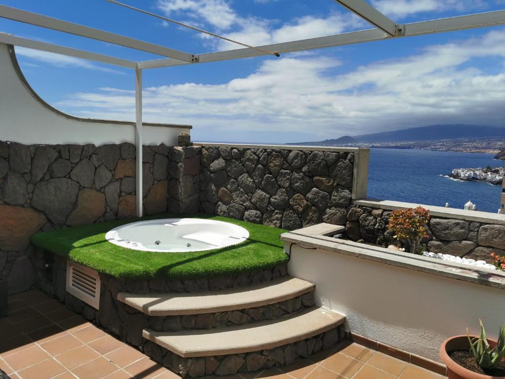 Apartamento vistas mar amplio في سانتا كروث دي تينيريفه: حمام مع حوض استحمام على شرفة مع المحيط