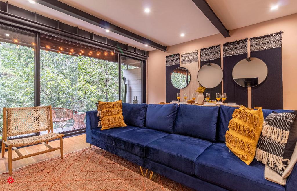 - un salon avec un canapé bleu et une table dans l'établissement Villa Horacio by Kukun, à Mexico