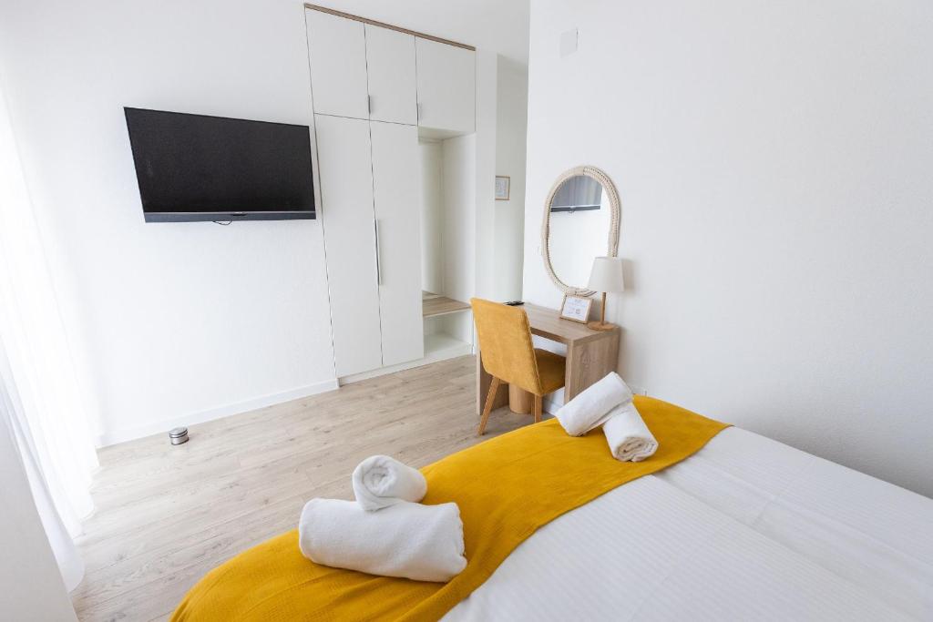 1 dormitorio con 1 cama con toallas en Rooms & Apartment Perak, en Kutjevo
