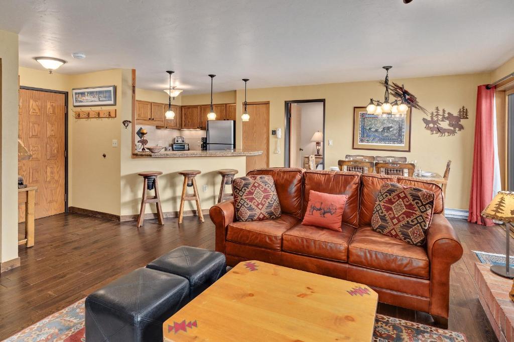 sala de estar con sofá y cocina en Bear Claw 107 - Bear Claw II Building en Steamboat Springs