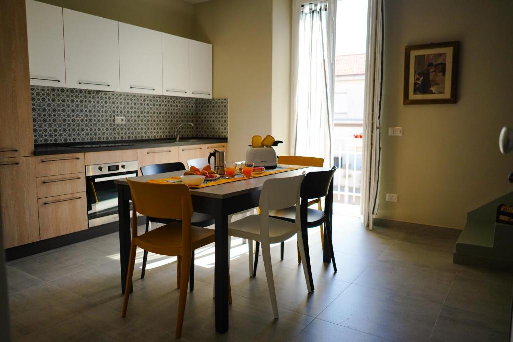 una cucina con tavolo e sedie di Penelope a Porto SantʼElpidio