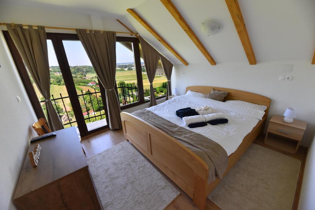 מיטה או מיטות בחדר ב-Kuća za odmor Orly, jacuzzi, sauna, prekrasan pogled
