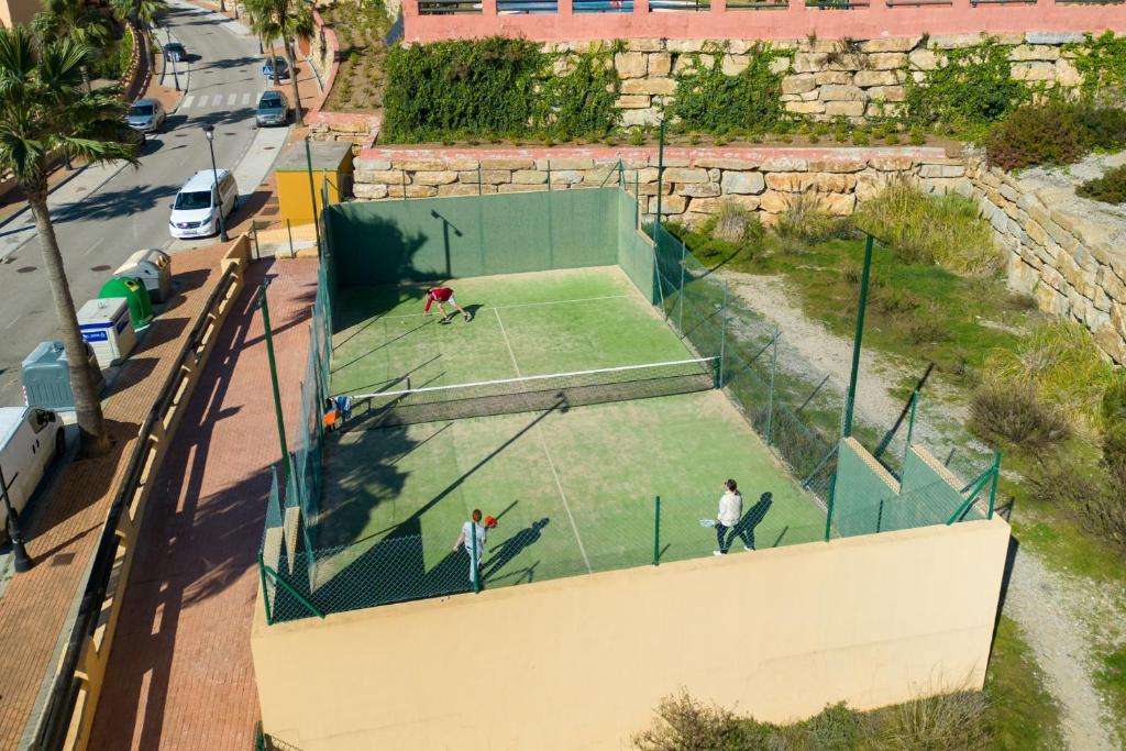 Tenis a/nebo squash v ubytování 15 First line Penthouse with wonderful seaview near Duquesa Golf Manilva Andalucia nebo okolí