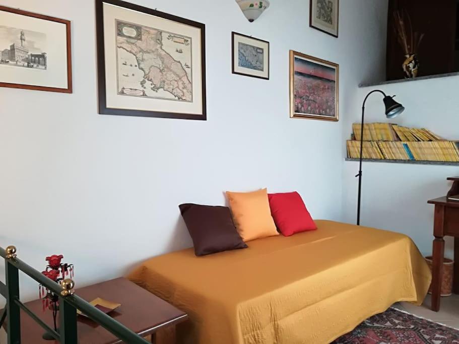 1 dormitorio con 1 cama y 1 lámpara en A Casa di Martina, en Montefiascone