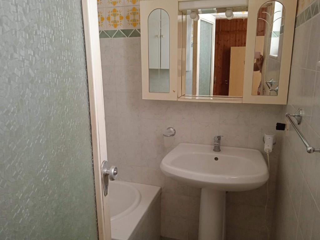 フォルツァ・ダグロにあるCASA DI NONNAのバスルーム(洗面台、鏡付)