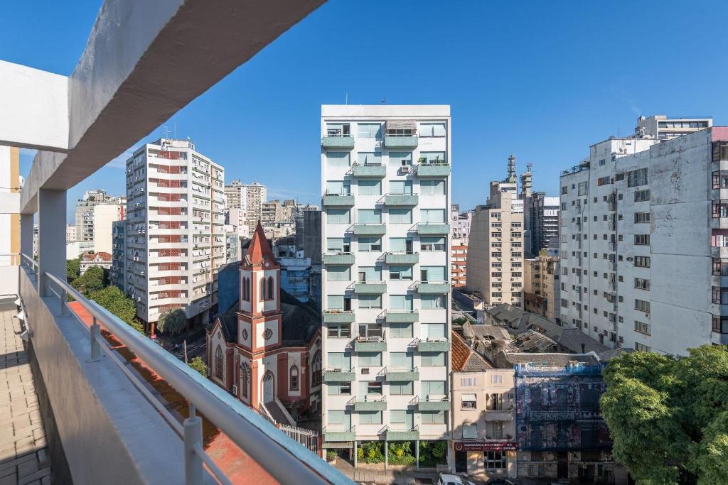 una vista di una città con un edificio alto di Duque 1705 by LikeHome a Porto Alegre