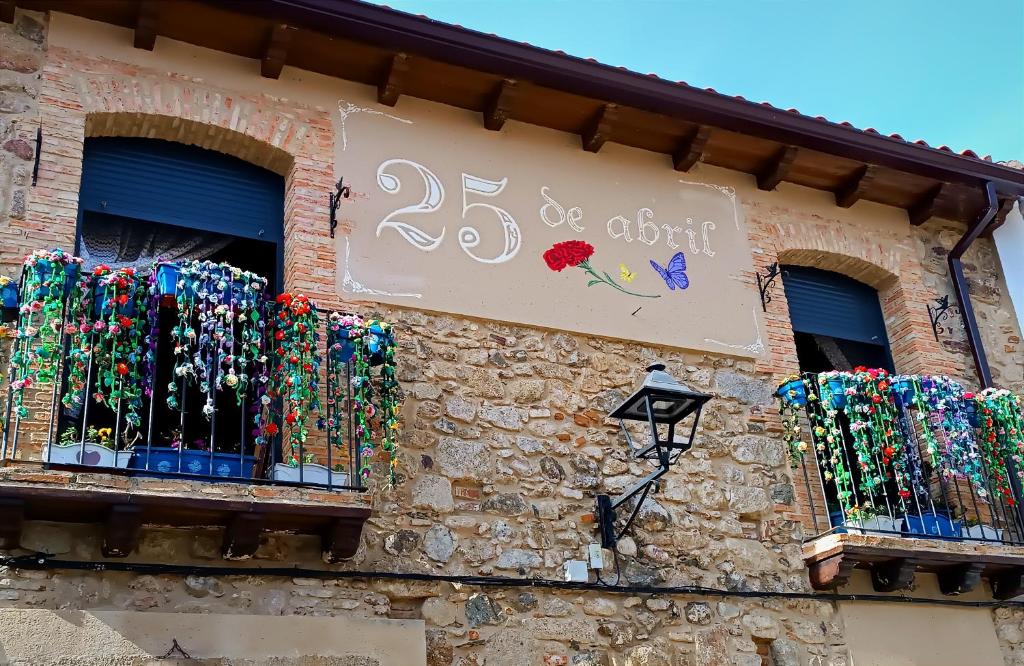 een gebouw met een bord aan de zijkant bij 25 de Abril in Santa Cruz de la Sierra