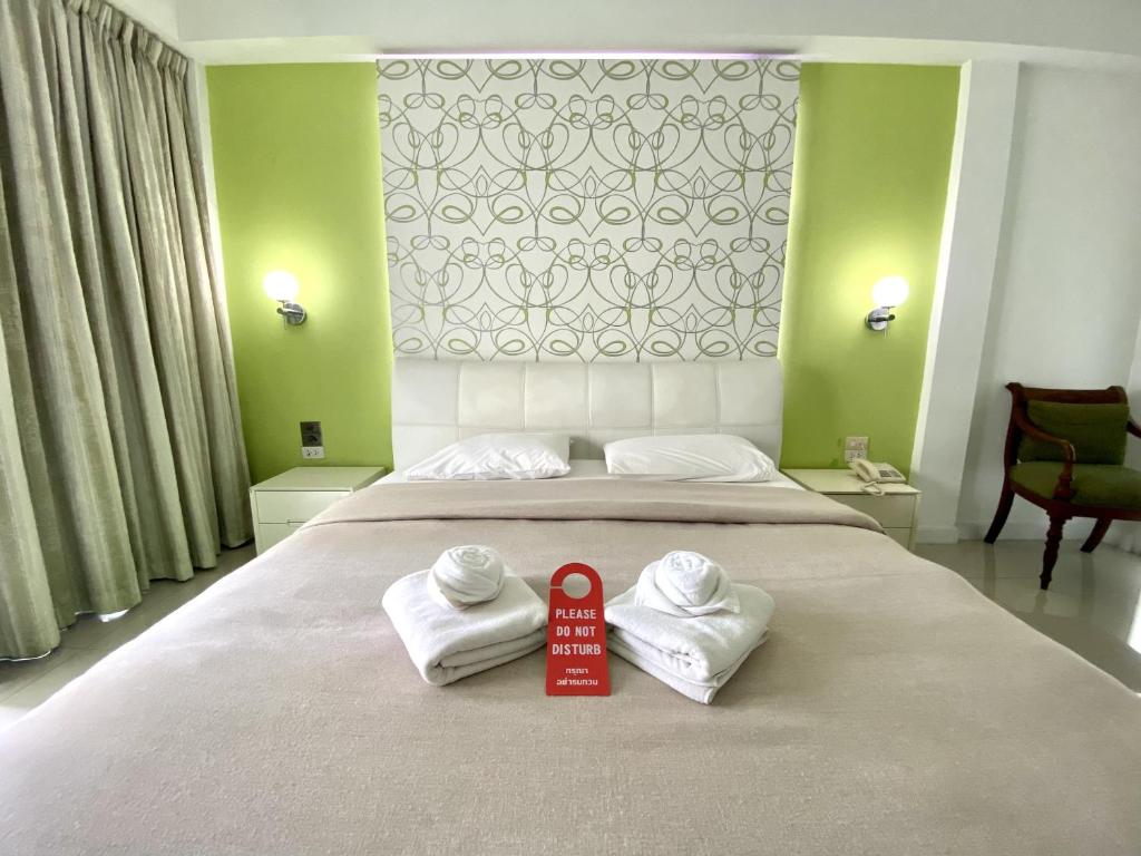 芭達雅中心的住宿－Access Inn Pattaya，酒店客房,配有带毛巾的床
