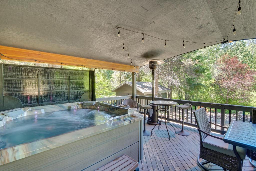 RonaldにあるRonald Vacation Rental Cabin with Private Hot Tub!のホットタブ(テーブル、椅子付)