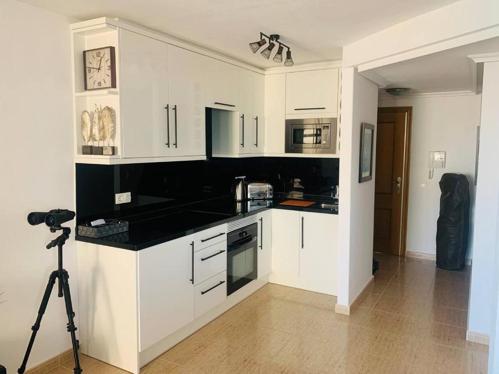 Kuchyň nebo kuchyňský kout v ubytování LMHA 15 DPMT modern 2 bedroom,1 bathroom overlooking the Mediterranean, La Manga
