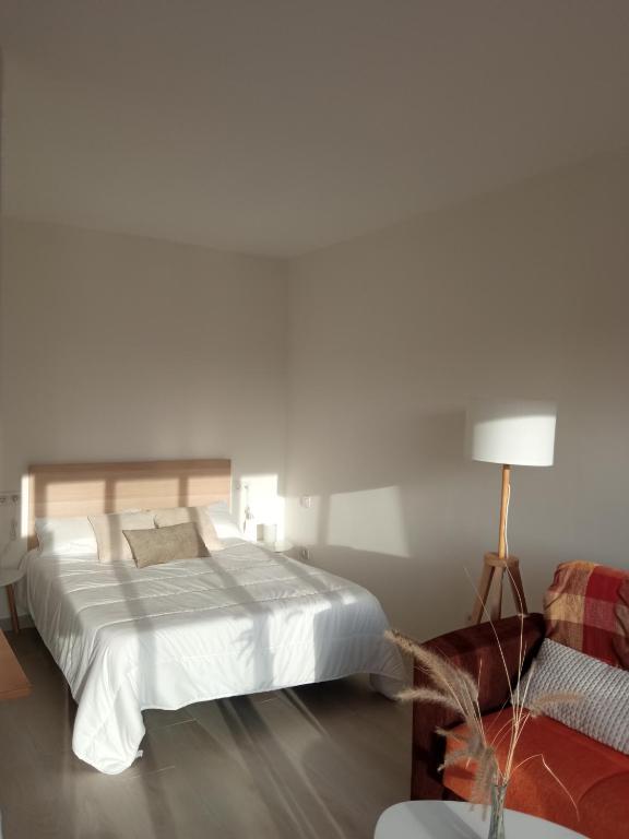 Postel nebo postele na pokoji v ubytování Sunshine, What else?