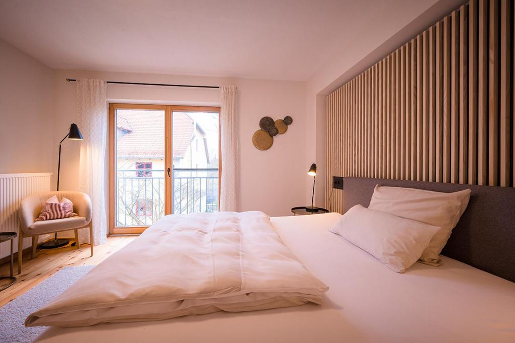 NittenauにあるBrauereigasthof-Jakobのベッドルーム(大きな白いベッド1台、窓付)