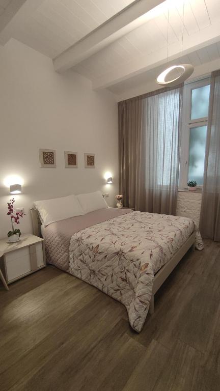 コンヴェルサーノにあるDimora Quattro Fontaneのベッドルーム(大型ベッド1台、窓付)