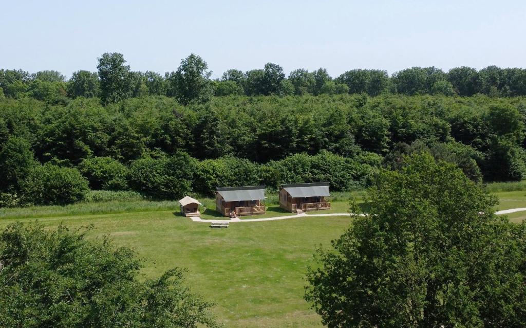 una vista aérea de dos casas de campo en un campo en Sunny Trio, en Zeewolde