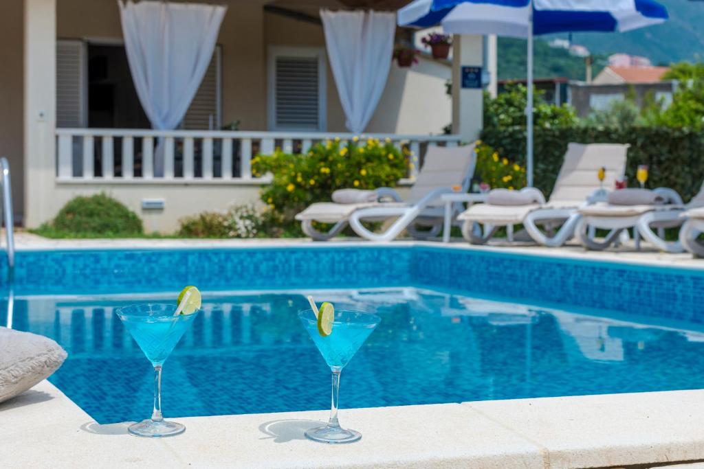 Bazén v ubytovaní Cozy Vila Summer-Perfect Location alebo v jeho blízkosti