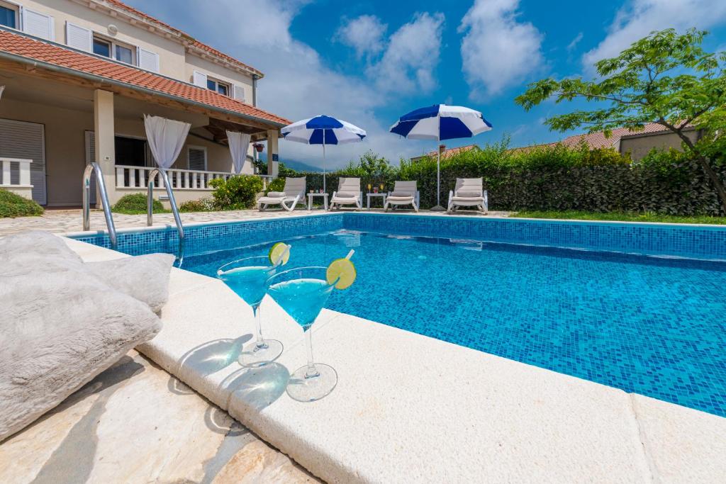 Bazén v ubytovaní Cozy Vila Summer-Perfect Location alebo v jeho blízkosti