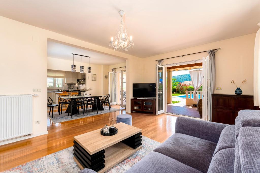 Televízia a/alebo spoločenská miestnosť v ubytovaní Cozy Vila Summer-Perfect Location