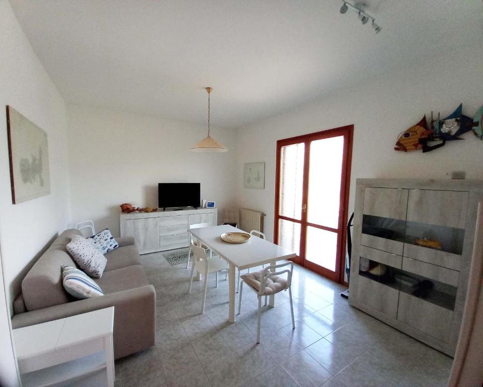 卡斯蒂利翁切洛的住宿－Appartamento Castiglioncello 600 mt dal mare，客厅配有沙发和桌子