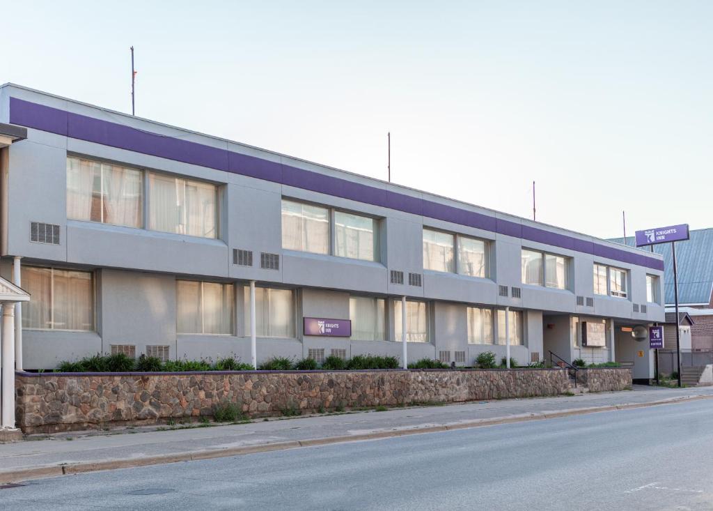 a building on the side of a street at Knights Inn North Bay in North Bay