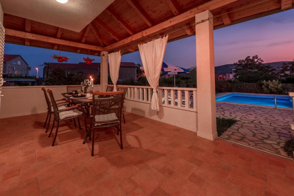 Bazén v ubytovaní Cozy Vila Summer-Perfect Location alebo v jeho blízkosti