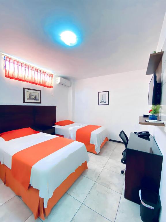 Postel nebo postele na pokoji v ubytování Hotel Madrigal